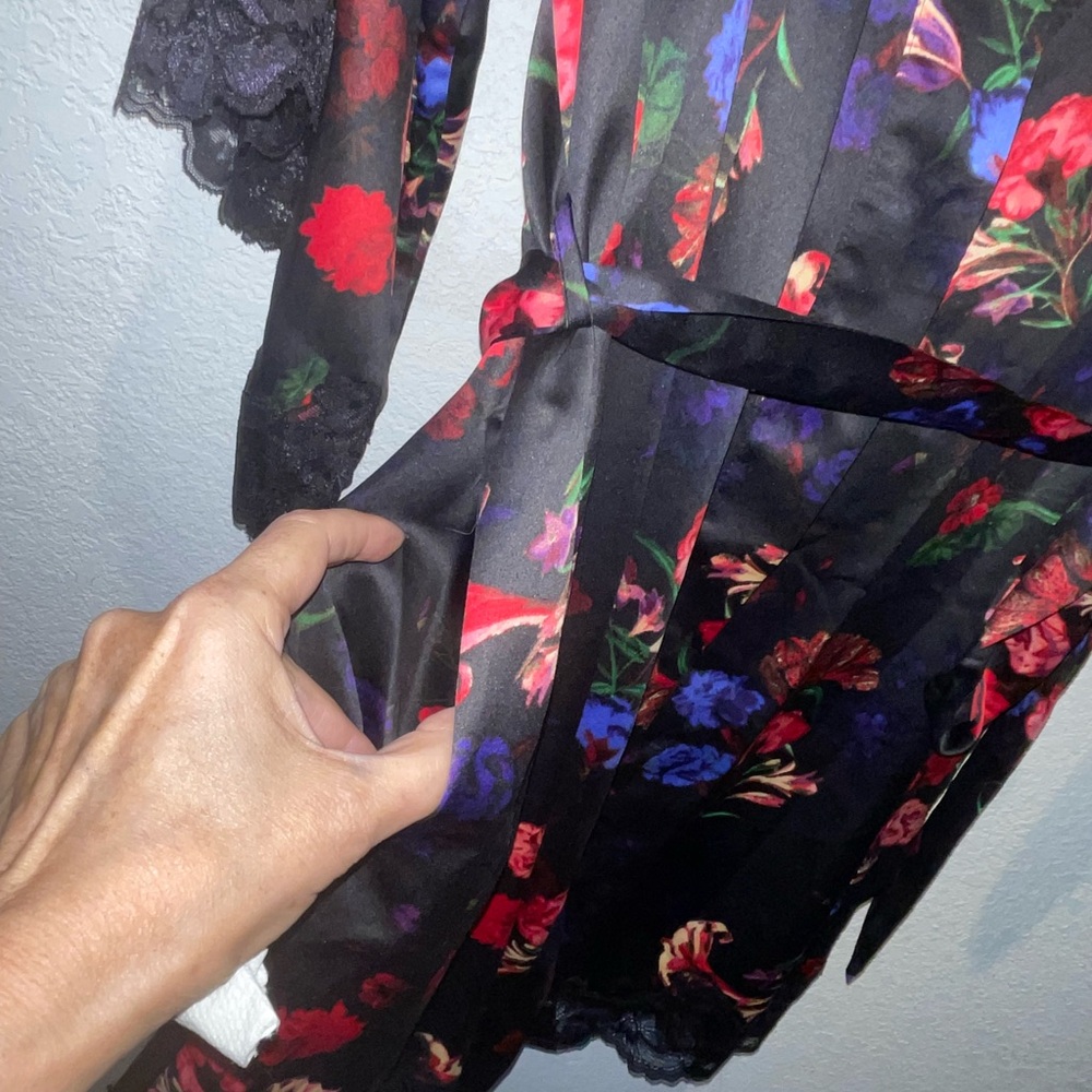I.N.C. International Concepts
Women's Floral Wrap Robe, Large - Picture 5 of 6